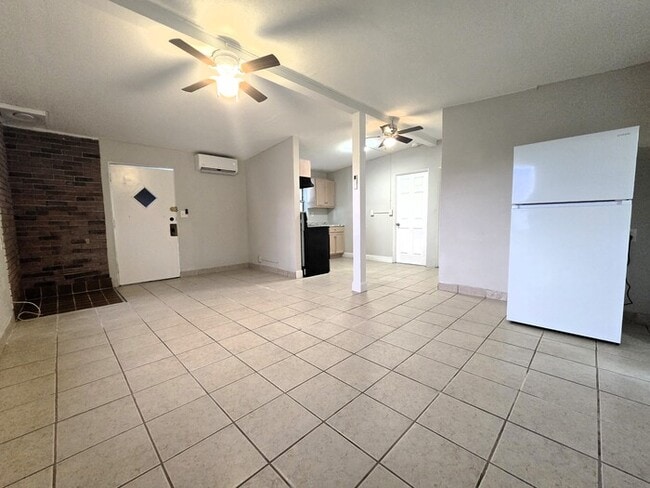 Foto del edificio - Stunning 4 Bed 1 Bath Block Home on Fenced Lot with Fruit Trees