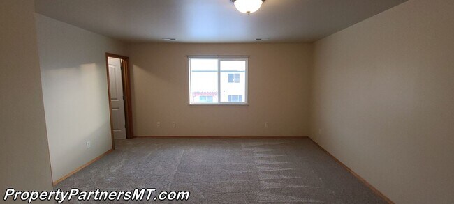 Building Photo - Very Nice 3 Bed 2.5 Bath Town house in Riv...