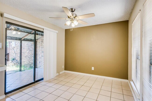 Foto del edificio - 14353 Haymeadow Cir