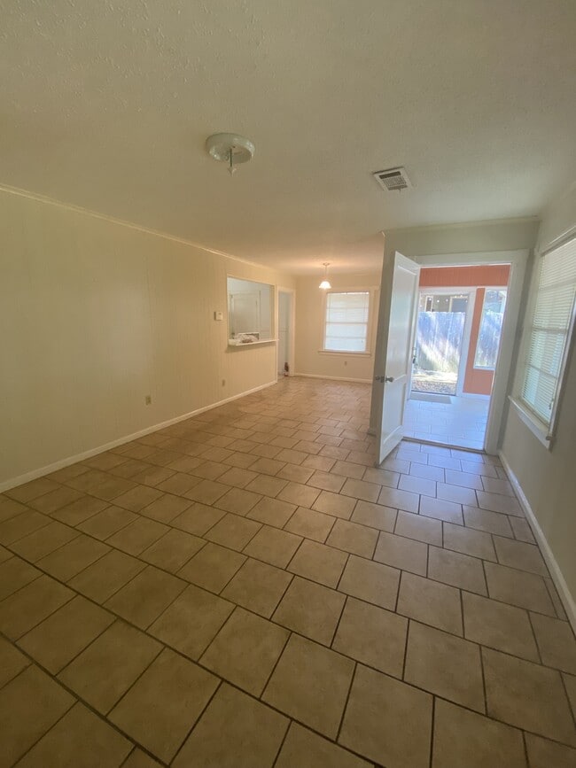 Building Photo - 1716 Lilac Cir
