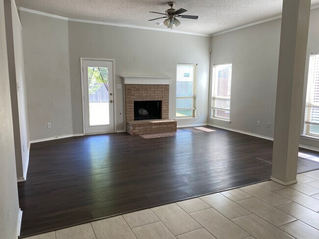 Foto del edificio - 3210 Blue Jay Ln