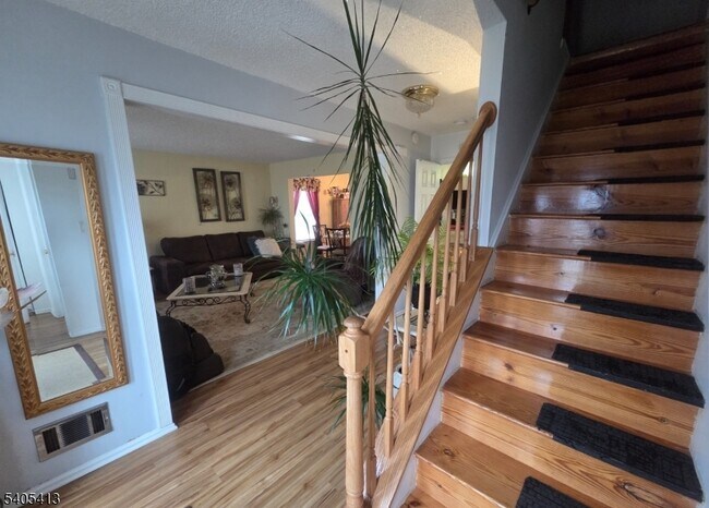 Foto del edificio - 67 Deer Run Dr S