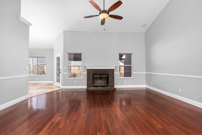 Building Photo - Gorgeous 3 bd. & 2 bath Home with a pool i...