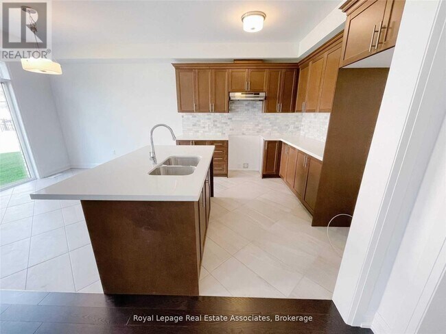 Building Photo - 4121 Hillsborough Cres