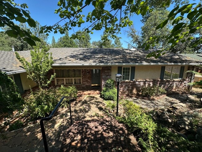 Building Photo - Stunning 4 Bedroom 3 Bathroom House with a...