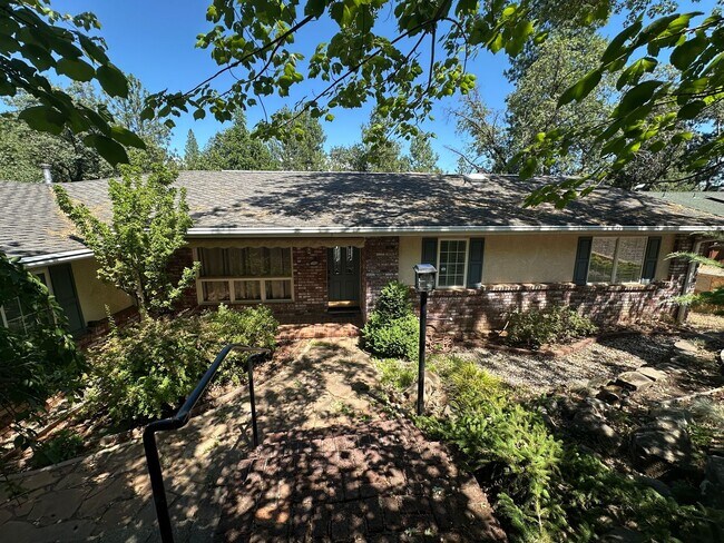 Foto del edificio - Stunning 4 Bedroom 3 Bathroom House with a...
