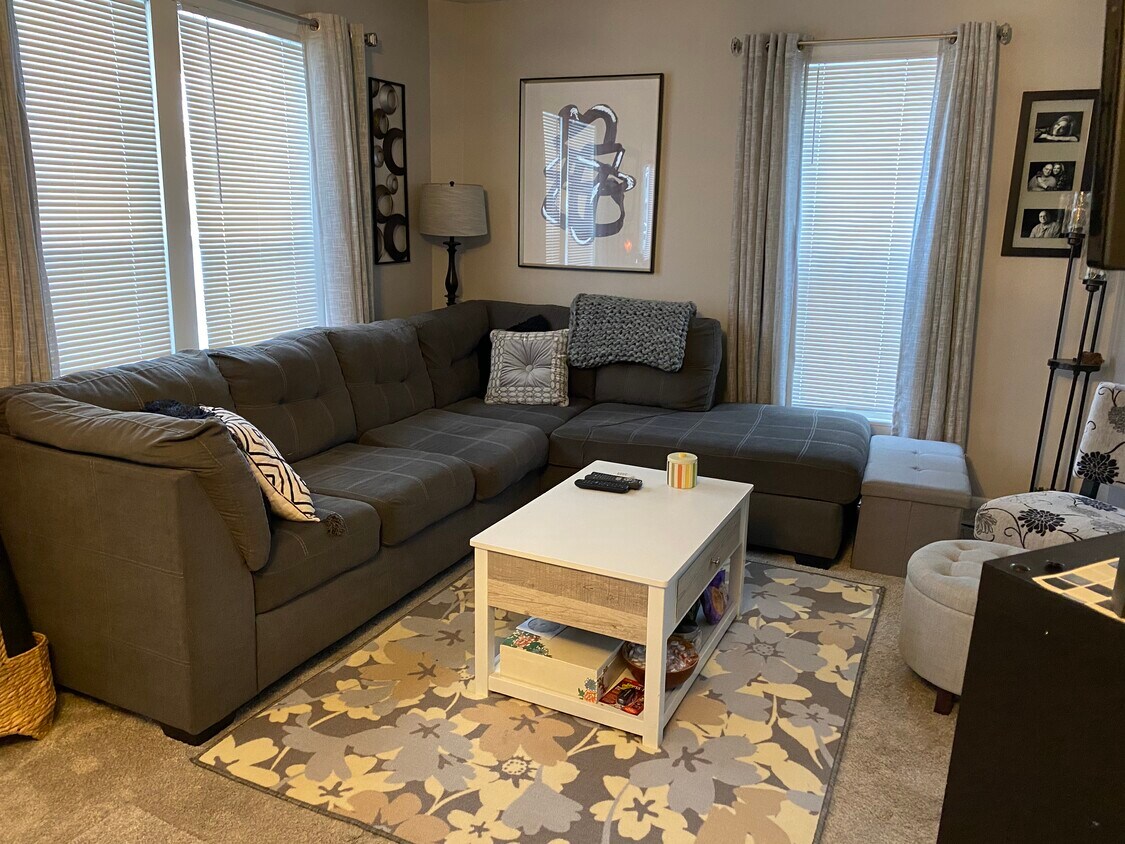 Living room - 160 Pearl St