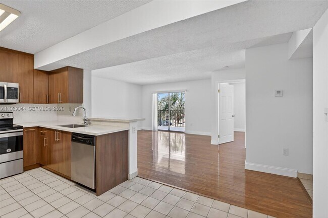 Building Photo - 400 Palm Cir W