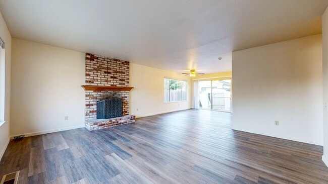 Building Photo - Bright 4 Bedroom 2 Full Bathroom Home with...
