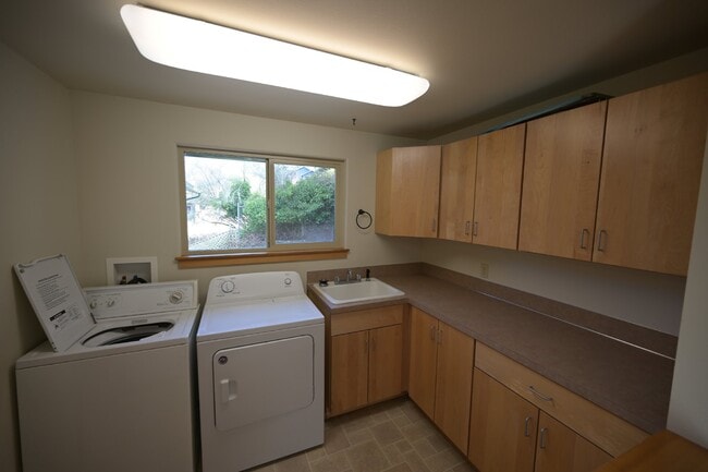 Building Photo - Beautiful water view home in Diamond Point...