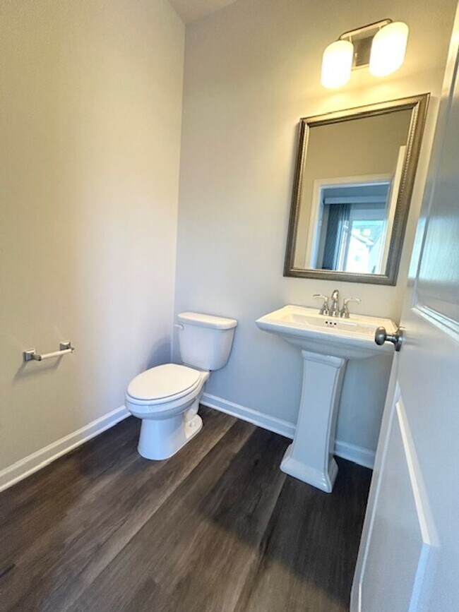 Foto del edificio - MODERN TOWNHOUSE LIVING IN HARBISON GROVE