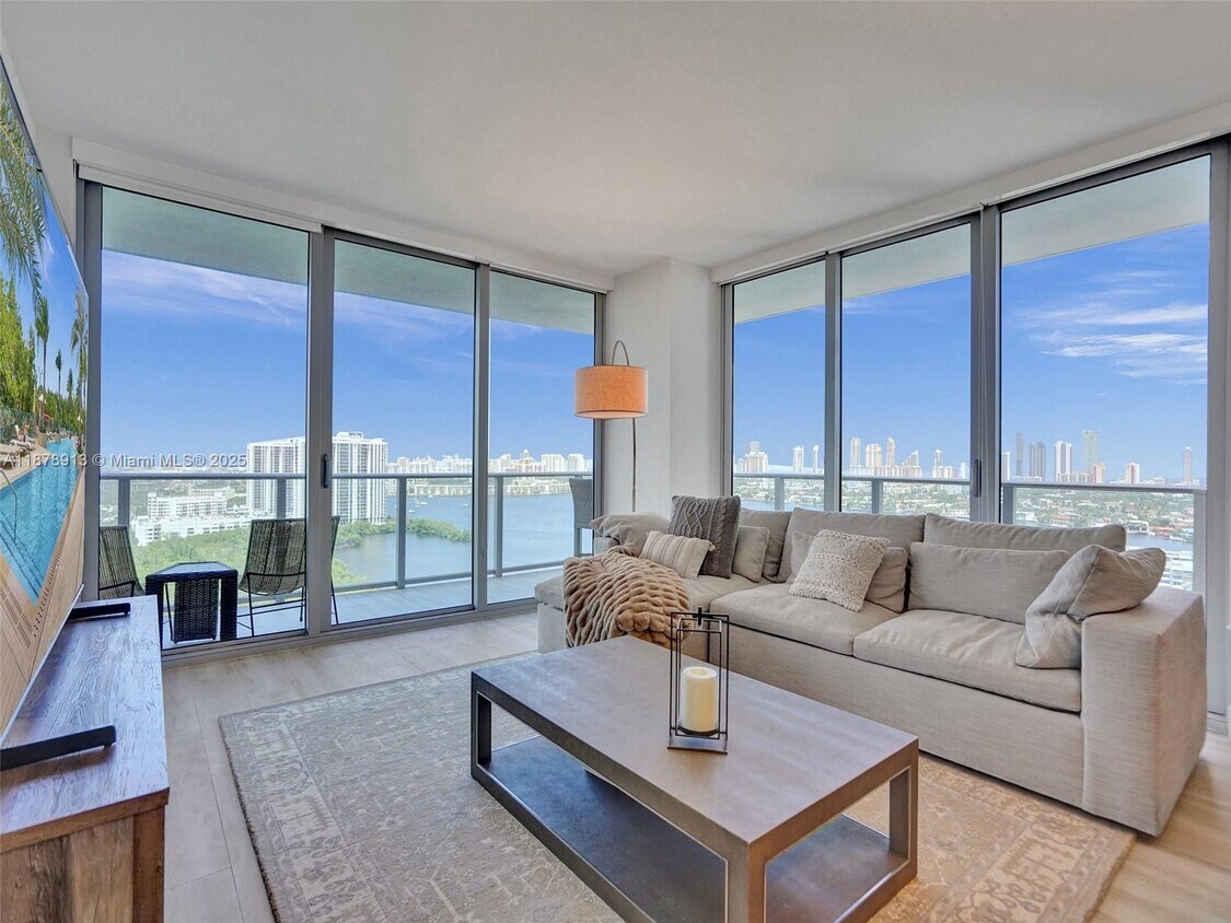Primary Photo - 16385 Biscayne Blvd