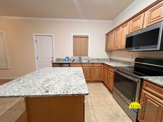 Building Photo - Beautiful Townhouse with an expansive Prim...