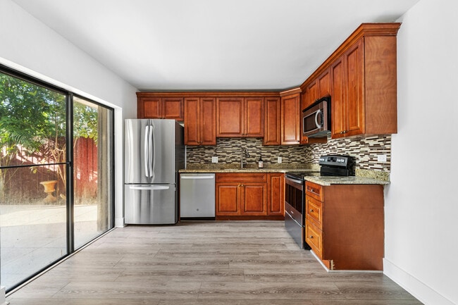 Foto del edificio - 1700 Embassy Dr