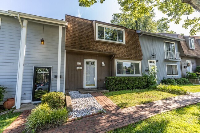 Building Photo - 110 Woodlake Dr