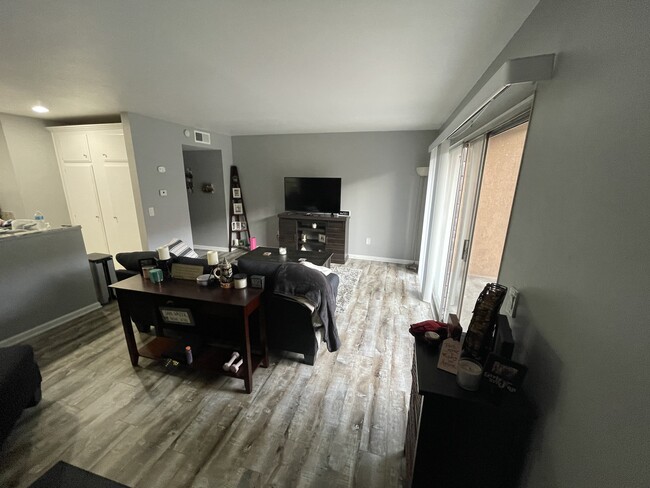 Foto del edificio - 6600 Warner Ave