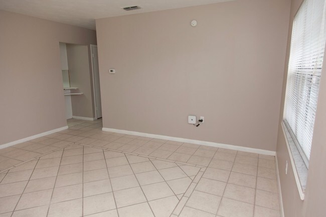 Building Photo - 2111 E Lumsden Rd