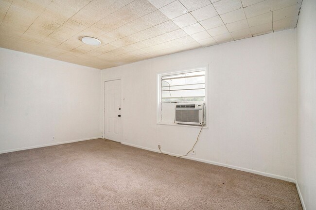 Building Photo - 2-Bedroom Half-Duplex