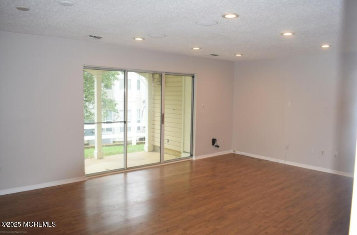 Building Photo - 225 Tulip Ln