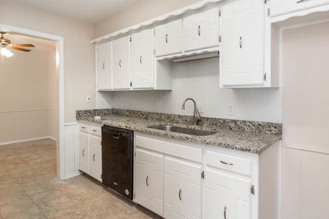 Kitchen - 4414 Ridgecrest Cir