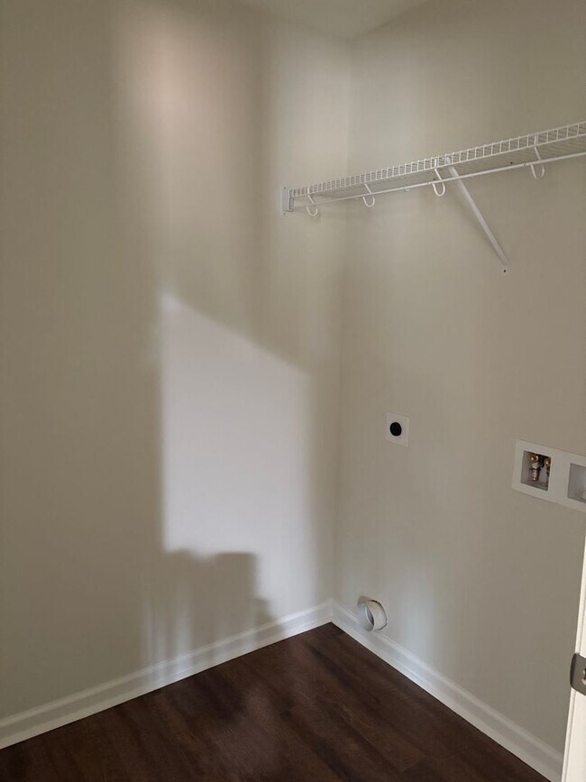 Building Photo - 2629 W Oakridge Dr