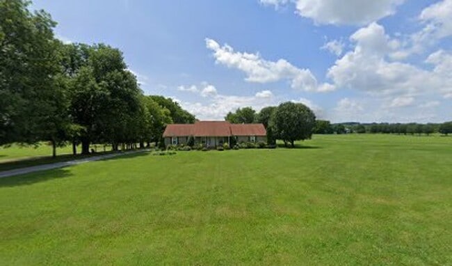 Building Photo - 3 Bed, 2 Bath, 2200sqft on 1 Acre in Lebanon!