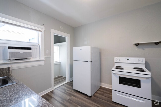 1BR, 1BA - 550SF - Kitchen - Mirror Lake Apartments