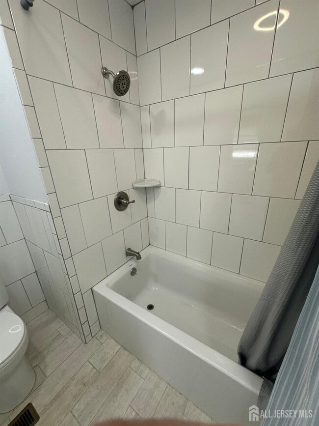 Building Photo - 111 Bayview Dr