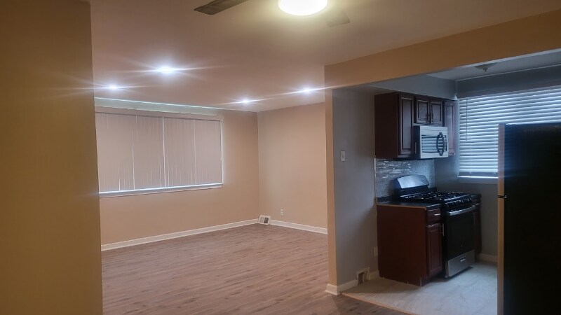 Foto del edificio - 8304-8306 Pickering Ave