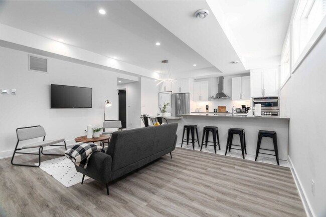 Building Photo - 585 Queens Ave