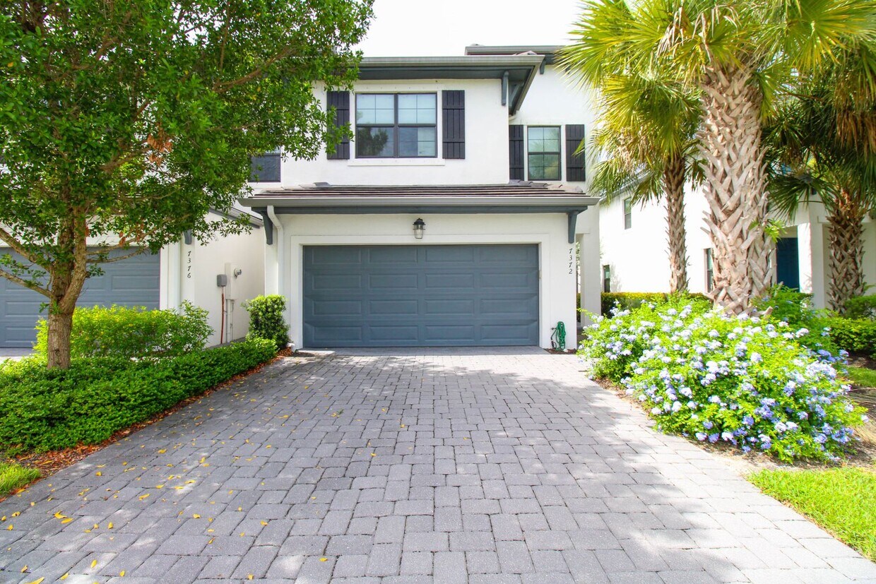 Foto principal - ** 3/2.5 VANDERBILT RESERVE UNIT READY FOR...