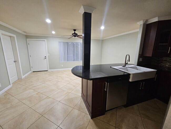 Building Photo - Beautifully renovated 2 bedroom 2 bath One...