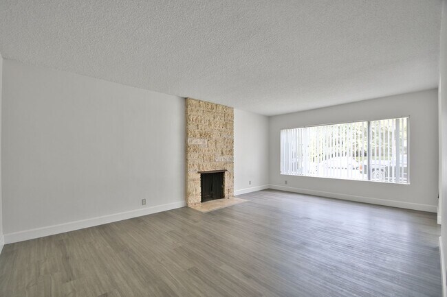 Foto del edificio - 7817 Emerson Ave