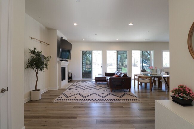 Foto del edificio - Gated Groves Single Story Home