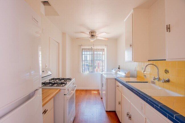 Foto del edificio - 3740-3748 6th Avenue