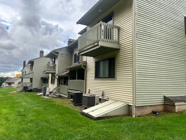 Building Photo - 1102 Summer Hill Dr