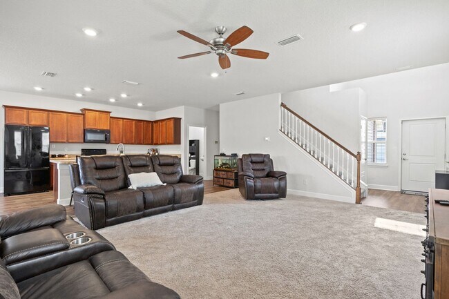 Building Photo - Stunning single-family 4bed/2.5 bath home