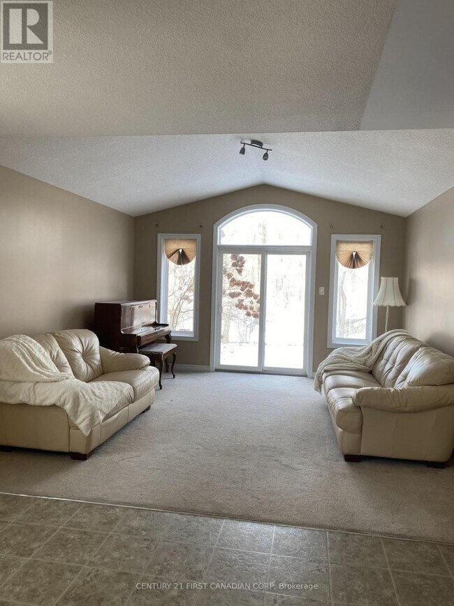 Building Photo - 811 Silverfox Crescent