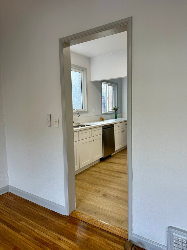 Kitchen - 1050 S Hayworth Ave