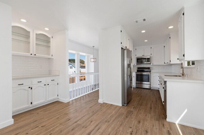 Building Photo - 559 4th St