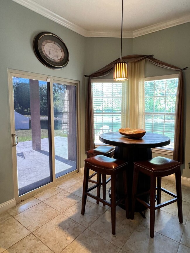 Foto del edificio - 3-Bedroom, 2-Bath Home with Pool Access an...