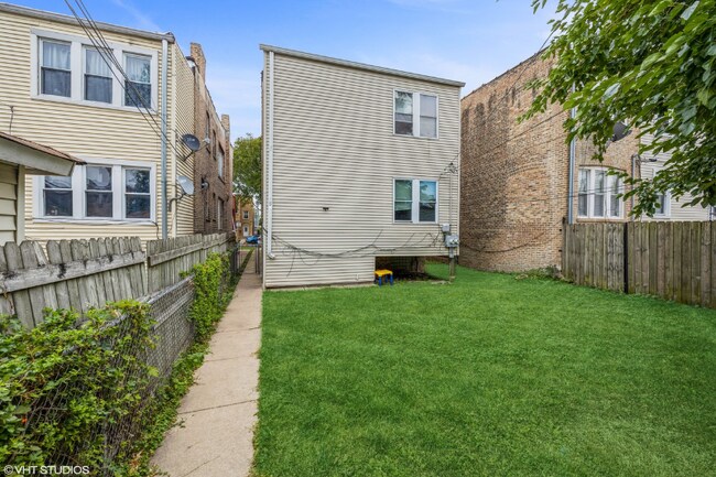 Building Photo - 1418 N Lawler Ave