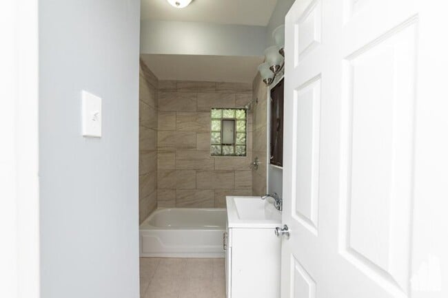 Building Photo - 1 bedroom in Chicago IL 60642