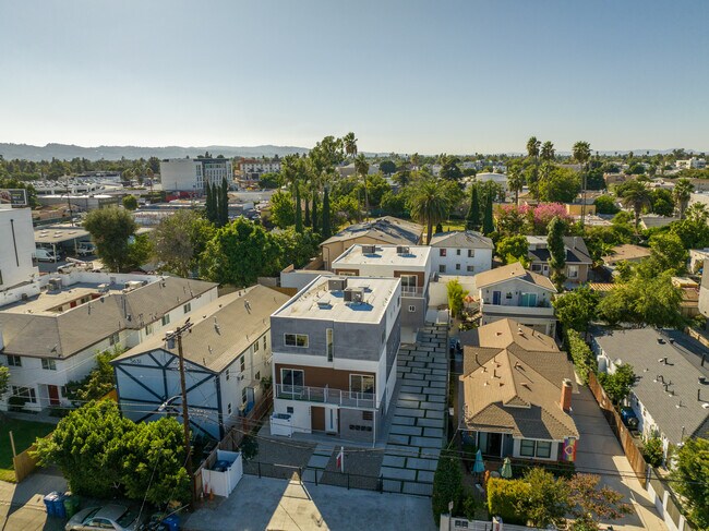 Foto del edificio - 5637 Klump Ave