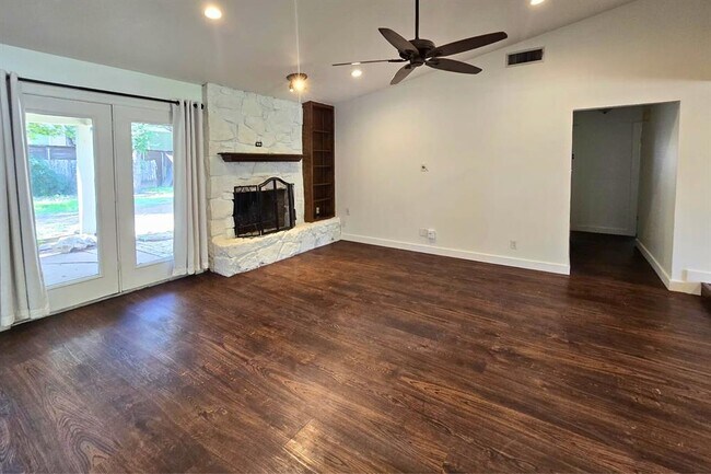 Foto del edificio - 9303 Robins Nest Ln
