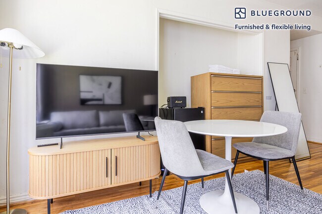 Foto del edificio - 136 S Roxbury Dr