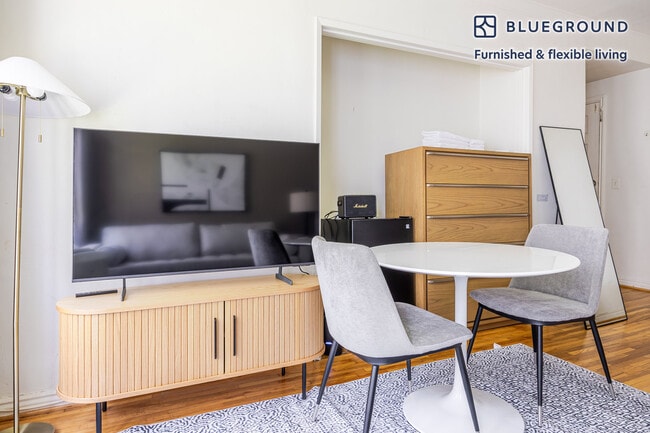 Building Photo - 136 S Roxbury Dr