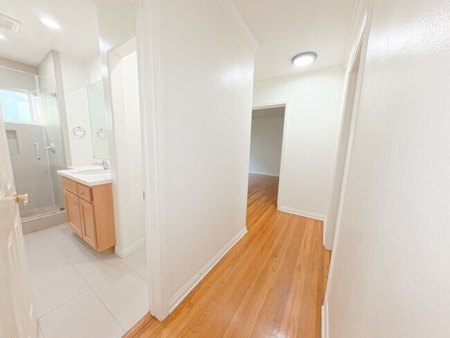 Foto del edificio - 442 Kelton Ave
