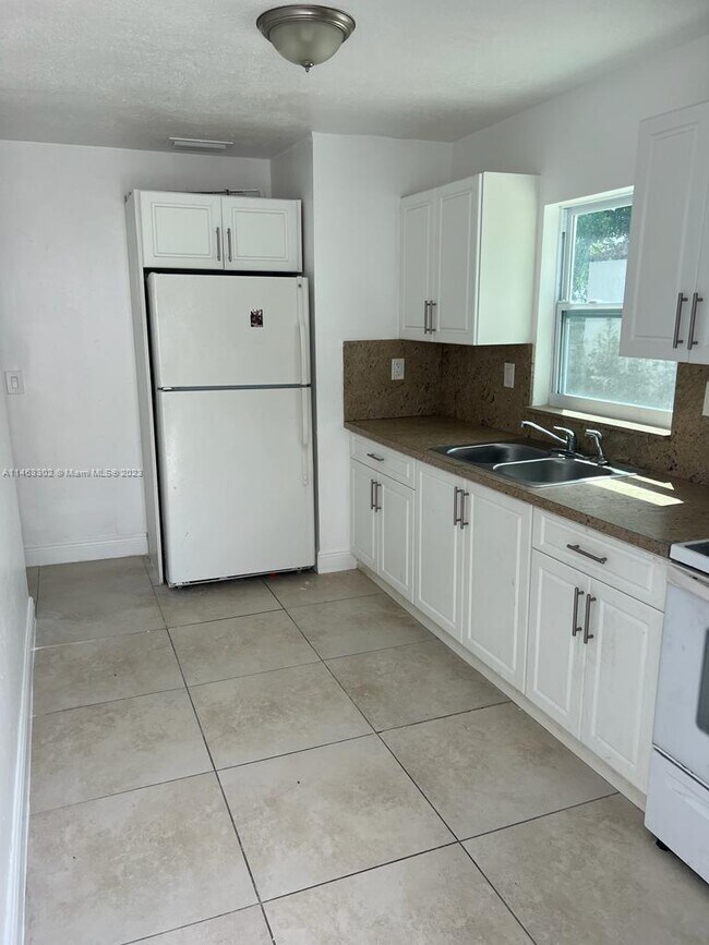 Foto del edificio - 444 NW 80th St