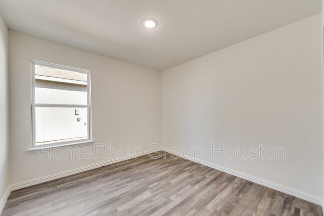 Building Photo - 5513 Bacher St